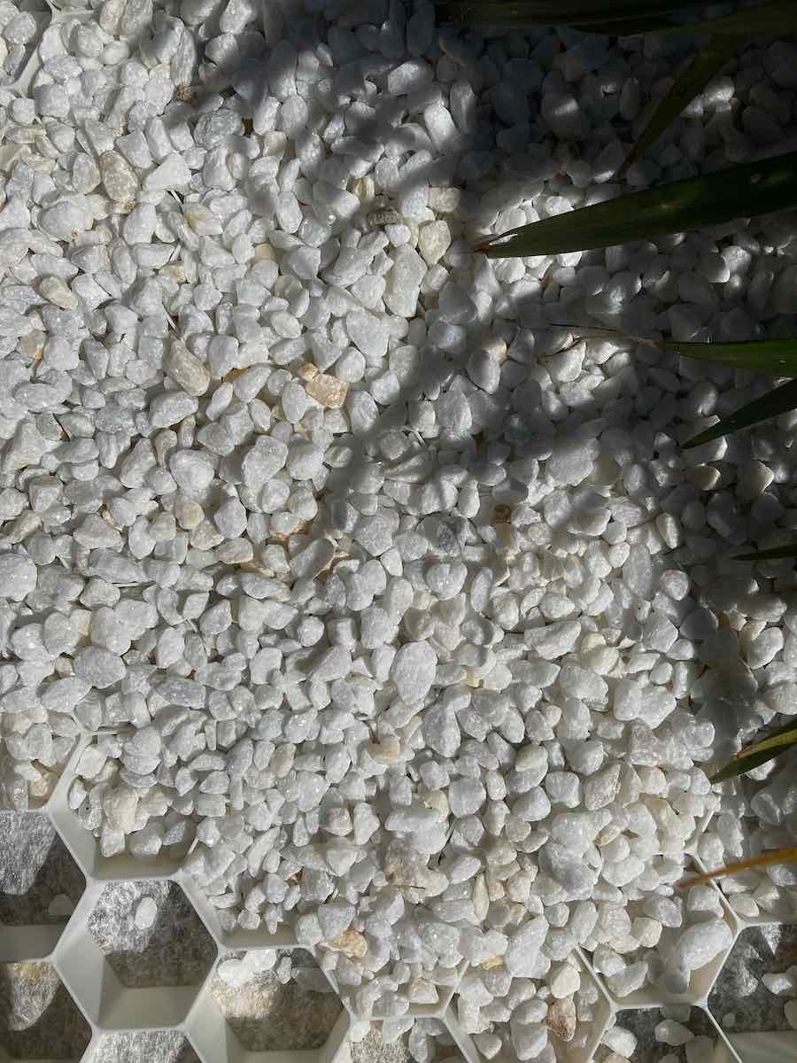 EuroGravel PLUS wit, aangelegd half gevuld met Crystal White split