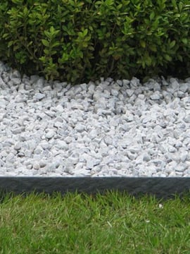 Tuinafboording Ecolat recht grijs aangelegd
