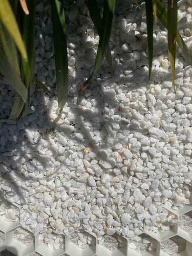 EuroGravel PLUS wit, aangelegd half gevuld met Crystal White split