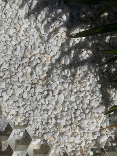 EuroGravel PLUS wit, aangelegd half gevuld met Crystal White split