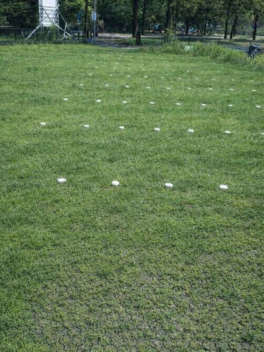 parkeerplaats in aanleg met markeerdoppen